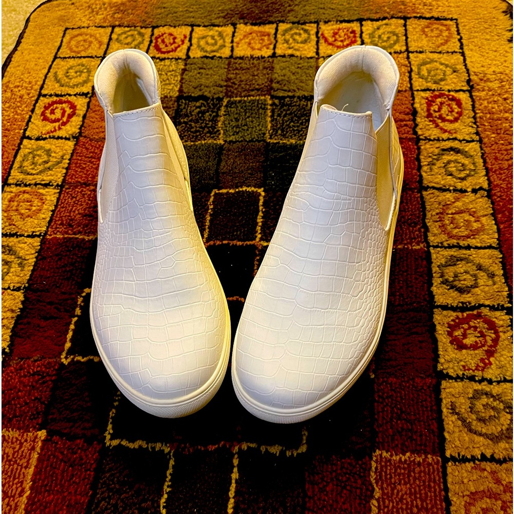White Coconut boots.